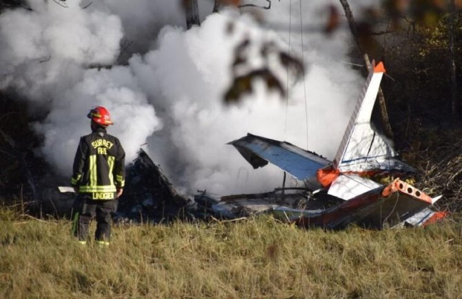 SAD: Avion se srušio na dalekovode, tri osobe poginule