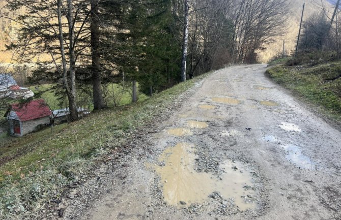 Mještani Ribarevina traže hitnu sanaciju puta ili će blokirati kružni tok