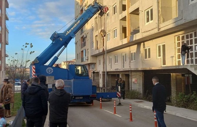 Bez dogovora Odovića i stanara Lamele C: Stanari poručuju da će zgradu braniti životima