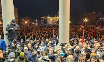 „Otvaraj, otvaraj“: Građani ispred gradske skupštine – slomljeno staklo, poslanici pokušavaju da uđu