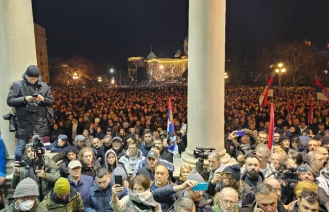 „Otvaraj, otvaraj“: Građani ispred gradske skupštine – slomljeno staklo, poslanici pokušavaju da uđu