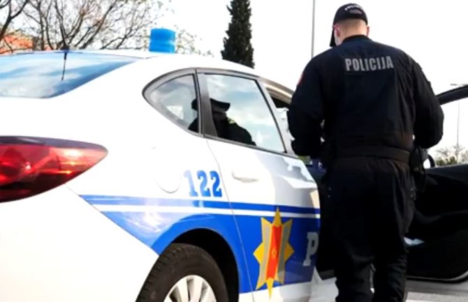 Ulcinjanin vozio neregistrovano vozilo bez vozačke, odbio alkotest i vrijeđao policajce