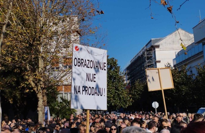 Sindikat prosvjete: Dok smo mi razgovarali sa Spajićem, vlast u Skupštini odbila amandman o povećanju zarada