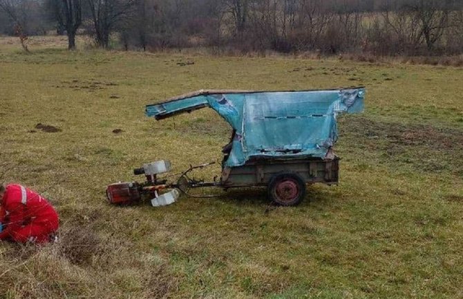 Berane: Prevrnuo se motokultivator, poginula jedna osoba