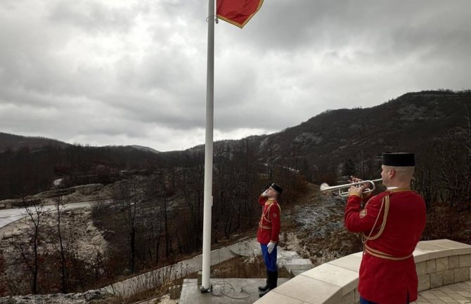 Vojska Crne Gore zamijenila oštećenu državnu zastavu na Grahovcu