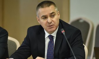 Poseban tretman  za Veljovića : Vezivanje lisicama za bolnički krevet i uskraćeno pravo na kretanje sa povredama na rukama je za UIKS u “skladu sa Pravilnikom i Zakonom”!