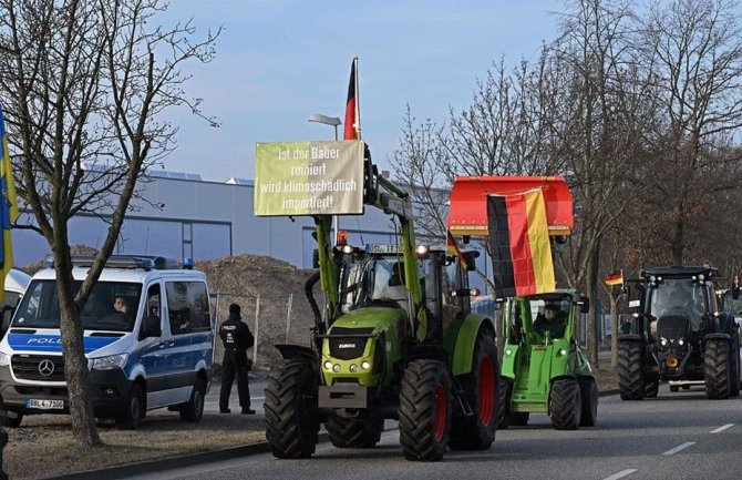 Poljoprivrednici krenuli traktorima na Šolcovo otvaranje fabrike vozova