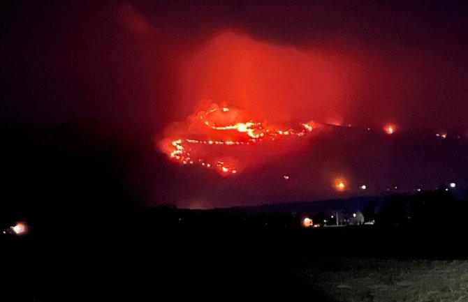 Gori iznad Gornjeg Polja, nema ugroženih kuća