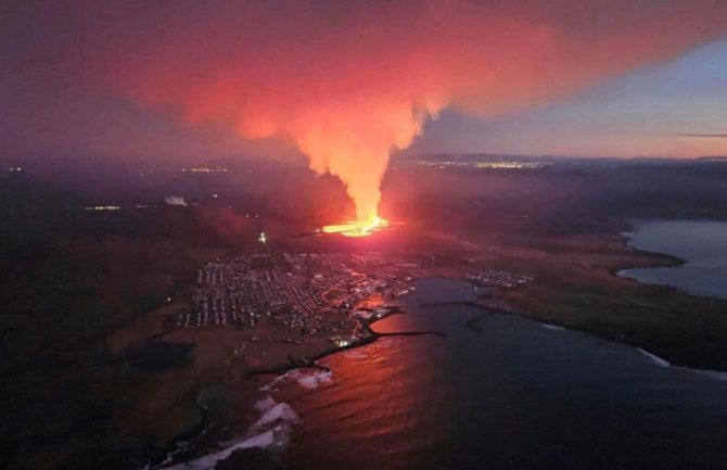 Lava guta grad na Islandu, gore kuće