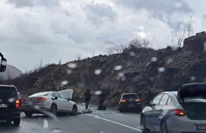 Sudar tri vozila kod tunela Mekavac, jedna osoba povrijeđena