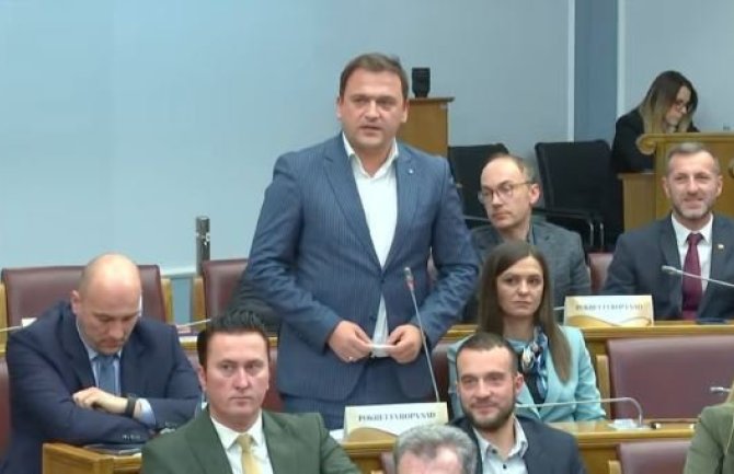 Poslanici DPS napustili salu kad je Dragović uzeo riječ