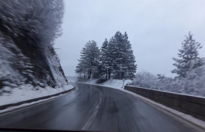 Vožnju prilagoditi trenutnom stanju na putu, moguća poledica na Sjeveru