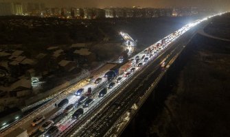 Hiljade vozila zaglavljeno na autoputu zbog sniježne oluje