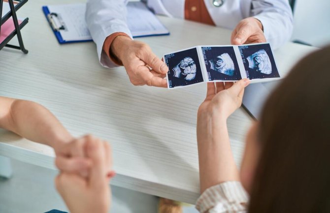 I žena koja ima partnerku može na vantjelesnu