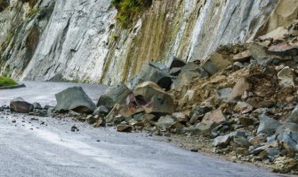 AMSCG: Obustavljen saobraćaj na putu Kolašin - Podgorica, odron u mjestu Mioska