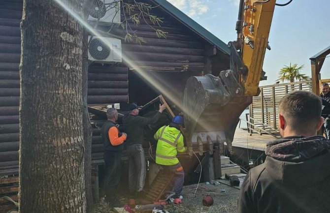 Počelo rušenje nelegalnih kućica na obalama Bojane