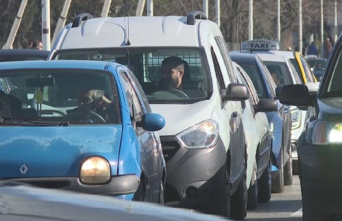 Saobraćaj haotičan: Vozači nervozni, parkiraju se gdje stignu