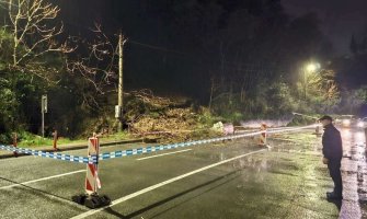 Veliko nevrijeme u Tivtu: Četiri auta bila zaglavljena, odron u Lepetanima, naselje bez struje...