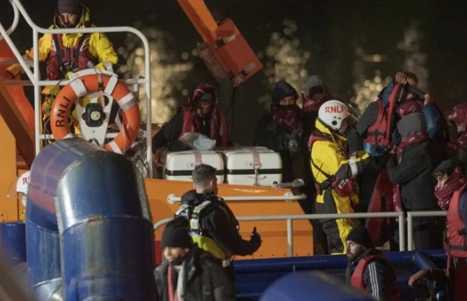 Prevrnuo se brodić kod Lamanša sa migrantima, utopila se sedmogodišnja djevojčica