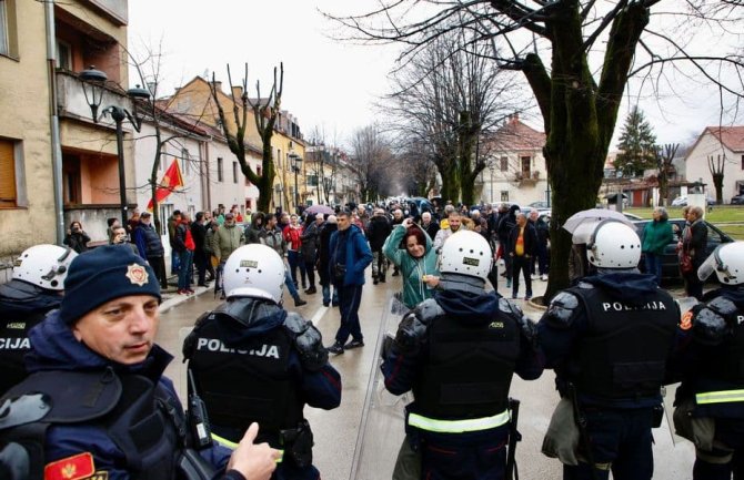 Građani se okupljaju na Cetinju, Mandić već stigao u zgradu Prijestonice