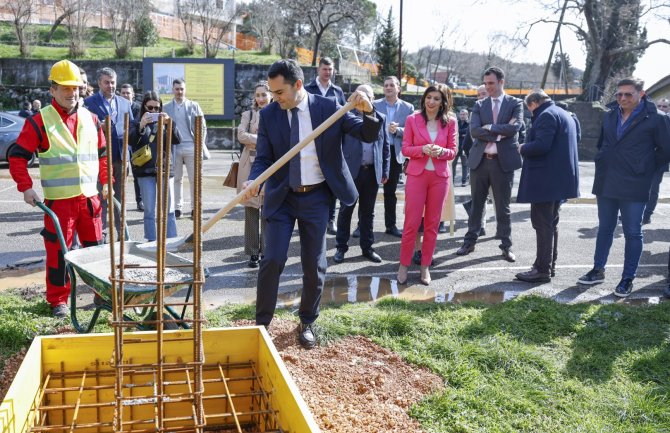 Velike investicije sa ciljem poboljšanja obrazovnih uslova u Baru: Položen kamen temeljac za izgradnju fiskulturne sale u OŠ “Mrkojevići“