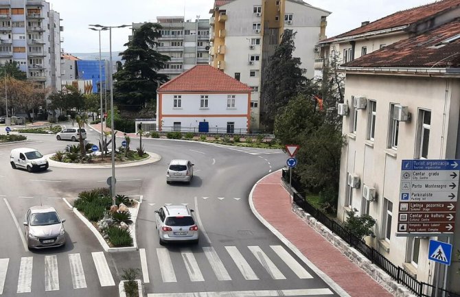 Tivatskim taksistima preče “dranje” bogatih turista od mještana