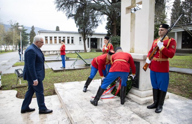 Mandić položio vijenac u kasarni Danilovgrad povodom 25 godina od početka NATO bombardovanja SRJ