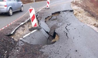 Klizišta prijete da ugroze saobraćaj