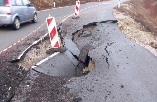 Klizišta prijete da ugroze saobraćaj