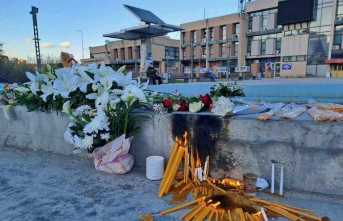 Borani se opraštaju od Danke, pale svijeće i ostavljaju cvijeće