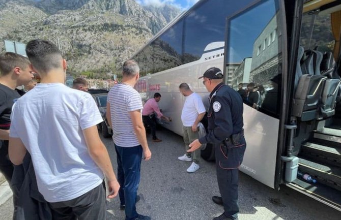 Saobraćajni kolaps na Benovu: Sudar autobusa i automobila