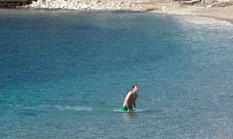 Građani uživaju na plažama, najhrabriji se okupali