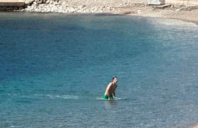 Građani uživaju na plažama, najhrabriji se okupali