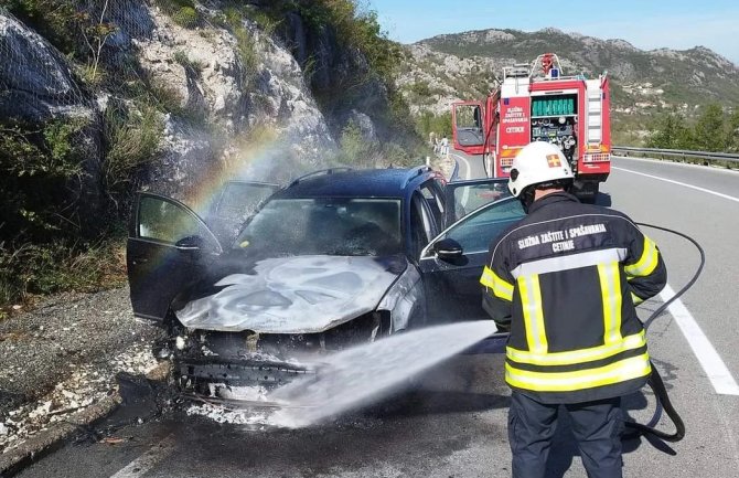 Gorjelo auto na putu Cetinje Podgorica, nema povrijeđenih