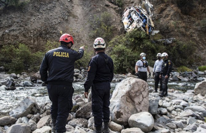 Autobus sletio u rijeku u Peruu, najmanje 23 osobe poginule