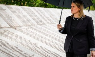 Američka podsekretarka Allen se poklonila žrtvama genocida u Srebrenici