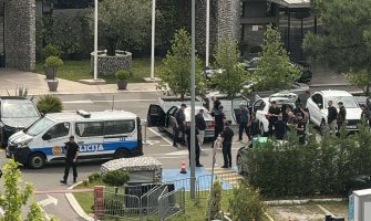 AKCIJA POLICIJE: Pretres vozila na parkingu ispred hotela Podgorica