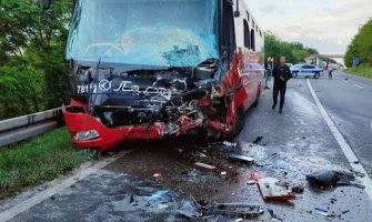 Srbija: Sudar autobusa i automobila, poginuo vozač, 21 osoba povrijeđena