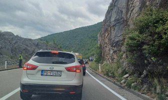 Nezgoda na putu Podgorica – Nikšić, prevrnuo se automobil