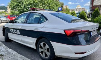 Mladić u Gradačcu razbio policijski auto, prijetio da će baciti bombu pa povrijedio četiri policajca