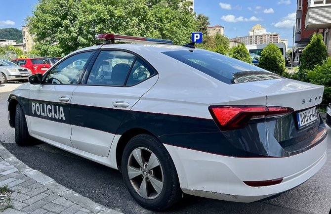 Mladić u Gradačcu razbio policijski auto, prijetio da će baciti bombu pa povrijedio četiri policajca