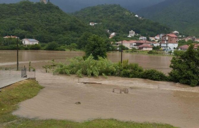 Poplave u Herceg Novom: Izlila se Opačica, put prema Kutima zatvoren