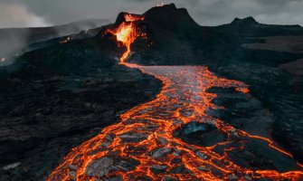  Lava iz vulkana na Islandu se izlila na put, vatrogasci pripravni