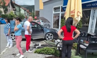 Sudar dva automobila u Pljevljima: Jedno vozilo završilo u bašti kafića