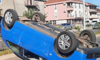 Saobraćajna nezgoda na Starom aerodromu, vozilo se prevrnulo na krov