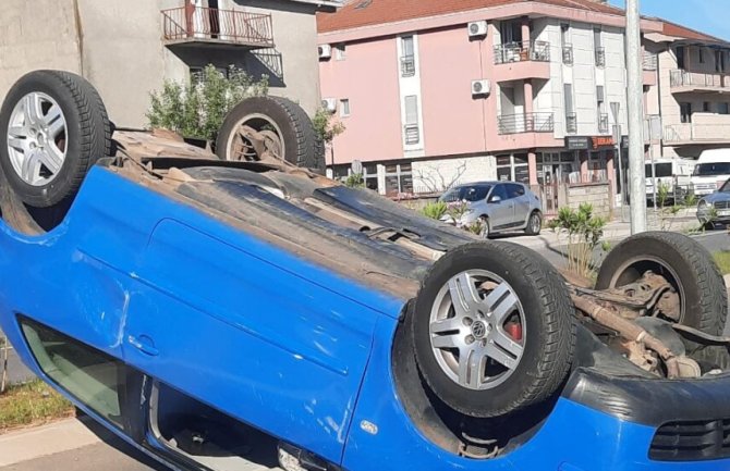 Saobraćajna nezgoda na Starom aerodromu, vozilo se prevrnulo na krov