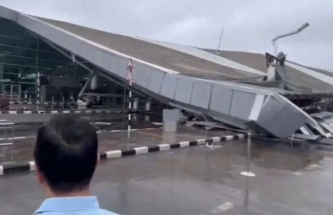 Urušio se krov aerodroma u Delhiju, poginula jedna osoba