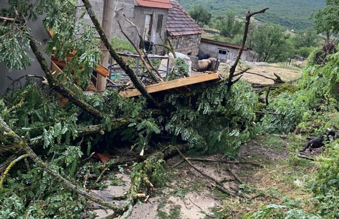  Nevrijeme kod Nikšića: Olujni vjetar oštetio krovove kuća, čupao drveća