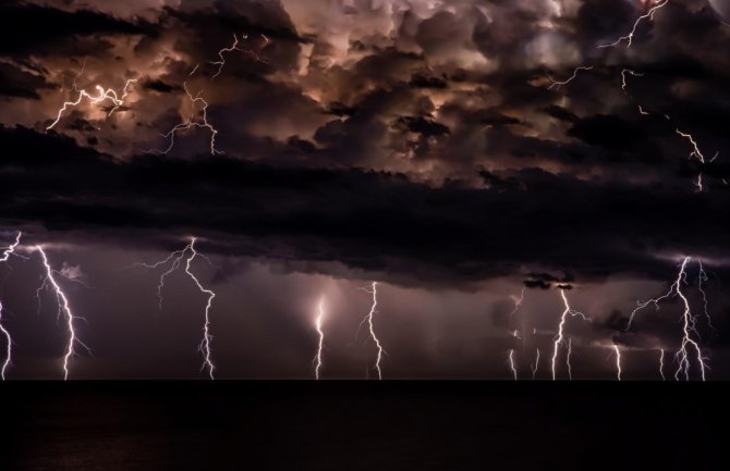 Tornado pogodio Kinu: Jedna osoba poginula, više desetina povrijeđeno