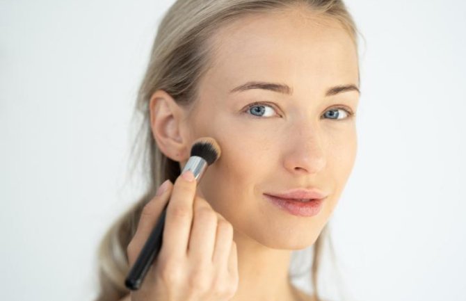 Pet grešaka sa puderom zbog kojih vam lice izgleda kao maska